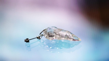 Lovely memories ～ Icerock fang ～ ガラスの透明な牙の中に、「思い出の大切なもの」(牙)を完全封入しています。 ラフォルム ガラスジュエリー ガラスアクセサリー