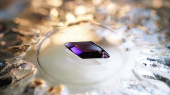 ラフォルム ガラスジュエリー ガラスアクセサリー Grape Rhombus 厚みを抑えサイドカットを施したスタイリッシュな小ぶりのひし形ルース。やや淡く透明感のあるライトグレープの色味が素敵な1点もののトップに仕上がっております。ぜひ末永くご愛用…