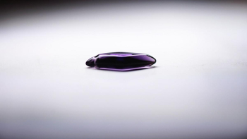 Grape Rhombus 厚みを抑えサイドカットを施したスタイリッシュな小ぶりのひし形。 ラフォルム ガラスジュエリー ガラスアクセサリー