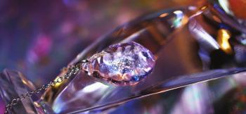 ラフォルム ガラスジュエリー ガラスアクセサリー Ice drop ～ ROSE ～ 氷のかけらのような細かなアイスロック加工を施した、ドロップタイプネックレスです。内部には美しいレインボーラメが輝きます。淡いピンク系ととてもマッチした素敵な作品で…