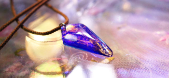 Blue galaxy ～ 思い出 ～ 表面はシャープなサイドカットを施しています。 ラフォルム ガラスジュエリー ガラスアクセサリー