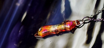 ラフォルム ガラスジュエリー ガラスアクセサリー Flame blade 短剣をイメージしたフォルム。レッドをベースカラーに、内部にはゴールドからオレンジに煌く美しいラメを施しています。光の反射や透過でさまざまな表情を見せてくれる素敵なオリジナルペ…