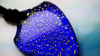 煌く美ら海のMemory / ペンダント お手持ちのリュウキュウガラスのグラスをリメイクしてお作りした逸品。 ラフォルム ガラスジュエリー ガラスアクセサリー