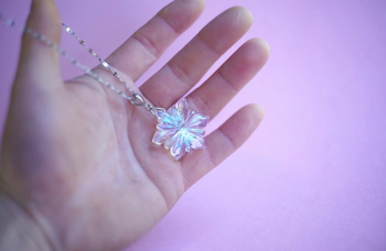 瑠璃の八重桜 ガラスのペンダントをあなたに。 ラフォルム ガラスジュエリー ガラスアクセサリー