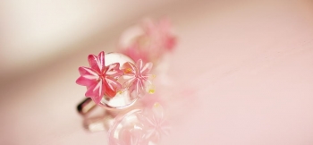 ラフォルム ガラスジュエリー ガラスアクセサリー ほほえみ桜 ～ 優しさの花 ～ 大小の可憐な桜の花を大胆にあしらった、優しい雰囲気のカフス・左右セットが完成いたしました。柔らかなピンク色のマーブル模様の桜の花が可愛らしくほほえみます。
