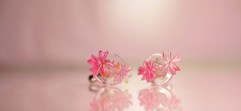 ほほえみ桜 ～ 優しさの花 ～ 大小の桜の花をあしらった可愛らしいカフスです。 ラフォルム ガラスジュエリー ガラスアクセサリー