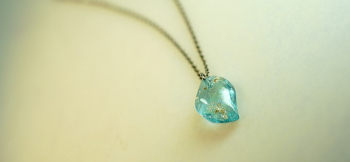 早春のBlue leaf 厚みを持たせたフォルムと、優しいアクアブルーの色合い。 ラフォルム ガラスジュエリー ガラスアクセサリー