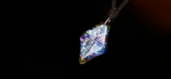 ラフォルム ガラスジュエリー ガラスアクセサリー Several color jewel 美しい輝きは大きな夢が叶いそう。優しくカーブしたひし形のフォルムの内部には、様々な輝きのレインボーラメや、シルバーの箔が大変美しいです。ブルーベースに、レッド…