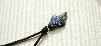 Several color jewel カーブしたひし形のフォルム。表面に十字の彫刻。 ラフォルム ガラスジュエリー ガラスアクセサリー