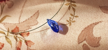 ラフォルム ガラスジュエリー ガラスアクセサリー Blue Leaf / アイスロック 爽やかなブルーのアイスロック調のリーフのフォルムのドロップタイプです。コバルトブルーをベースにした内部には、様々な色合いに変化して見えるレインボーラメを施しまし…