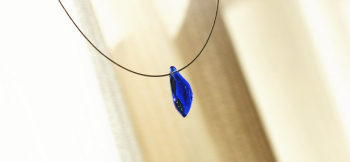 Blue Leaf / アイスロック 胸元を爽やかに飾ります。 ラフォルム ガラスジュエリー ガラスアクセサリー