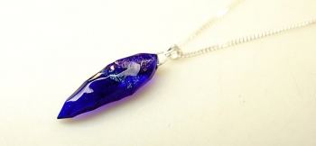 ラフォルム ガラスジュエリー ガラスアクセサリー Crystal blue ～ 煌めく海 ～ 美しく神秘的な煌きを施した、牙のようなフォルムのスタイリッシュなペンダントに仕上がりました。表面のランダムなアイスロックカットと内部の煌きが美しい逸品です…