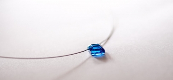 ラフォルム ガラスジュエリー ガラスアクセサリー Pico diamond 透明感のあるターコイズブルーの色合いが美しい、ひし形の小さなペンダント。シンプルなステンレスワイヤー仕様で胸元をワンポイントに可愛らしく彩ります。