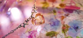 ラフォルム ガラスジュエリー ガラスアクセサリー Coral heart ～ Forever ～ コーラルオレンジという優しい色合いをベースにしたかわいらしい小ぶりのハートネックレス。ハートの左右にはかわいらしいリボンのチャーム付きオリジナルチェー…