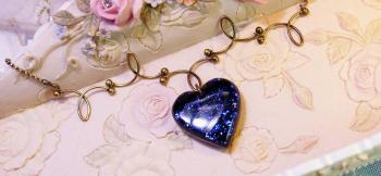 ラフォルム ガラスジュエリー ガラスアクセサリー Heart of sparkle blueberry. アベンチュリンブルーという新色の深めのブルーを使用したスタイリッシュなフォルムのハート型ネックレスです。アンティークゴールド色のオリジナルデザ…