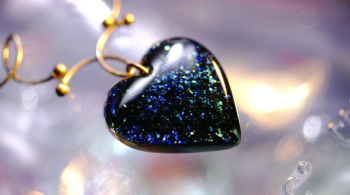 Heart of sparkle blueberry. 内部には美しいフレーク状のブルー系ラメが入っています。 ラフォルム ガラスジュエリー ガラスアクセサリー