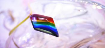 ラフォルム ガラスジュエリー ガラスアクセサリー 虹のプリズム 『Prism Dream』のような平行四辺形タイプの不規則的なデザインです。内部には虹色の色をグラデーション風にし、華やかな虹をイメージしてお作りいたしました。