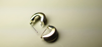 優しい笑顔をこころに ~ フープピアス / 癒しの光 ~ 彫金作家さんとのコラボレーションオリジナル作品。 ラフォルム ガラスジュエリー ガラスアクセサリー