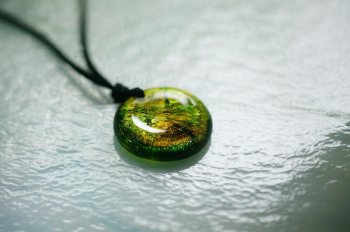 Green Brightness ～ To you ～ 透明感あふれるグリーンに、ゴールドラメがちらりと輝く瞬間。 ラフォルム ガラスジュエリー ガラスアクセサリー