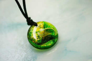 Green Brightness ～ To you ～ 円形のフォルムが手元に馴染み、毎日でも身につけたくなる佇まい。 ラフォルム ガラスジュエリー ガラスアクセサリー