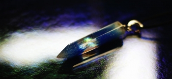 ラフォルム ガラスジュエリー ガラスアクセサリー SPARK CRYSTAL ガラスの神秘的なクリスタル(水晶)のフォルム内部には、ダイクロ偏光ガラスを閉じ込めた美しい一点の煌き。ブルーの濃淡のグラデーションと共に、存在感のあるペンダントに仕上がり…