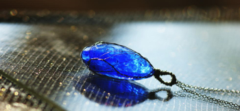 Holy blue water 光が透過するとブルーの濃淡がご覧いただけます。 ラフォルム ガラスジュエリー ガラスアクセサリー