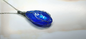 Holy blue water 全体にブルーのラメ・中央にダイクロ偏光ガラスを使用しています。 ラフォルム ガラスジュエリー ガラスアクセサリー