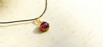 ラフォルム ガラスジュエリー ガラスアクセサリー RUBY EYE 可愛らしさと上品さを備えたコラボレーションペンダント。ルビーレッドをベースに美しいラメの煌きをお楽しみいただけます。