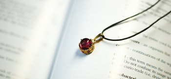 RUBY EYE 10mmφほどの小さめのトップです。 ラフォルム ガラスジュエリー ガラスアクセサリー