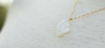ラフォルム ガラスジュエリー ガラスアクセサリー Pure White heart 雫のような不定形のハートのペンダントです。ホワイトをベースにゴールドの美しい輝きをクリアーで包んでいます。とても爽やかなハートは、白い服にとてもお似合いです。素敵な…