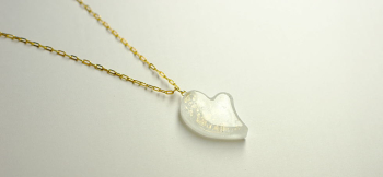 Pure White heart 純白に優しいゴールドラメが煌く不定形のハートです。 ラフォルム ガラスジュエリー ガラスアクセサリー