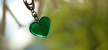 ラフォルム ガラスジュエリー ガラスアクセサリー 温もりのこころ ～ Pure Emerald  ～ 爽やかなエメラルドグリーンをベースに、大きめサイズで厚みを抑えたハートのキーフォルダーです。緑溢れる季節にぴったりの色合いです。鏡面磨きした艶やか…