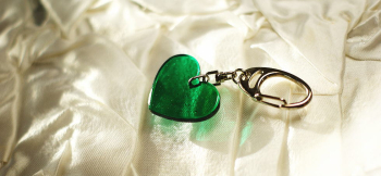 温もりのこころ ~ Pure Emerald ~ エメラルドグリーンのシンプルなハート型。 ラフォルム ガラスジュエリー ガラスアクセサリー