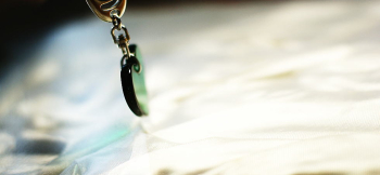 温もりのこころ ~ Pure Emerald ~ シャープでフラットな形状です。 ラフォルム ガラスジュエリー ガラスアクセサリー