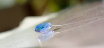 青空に咲く薄紫の華 細身のワイヤー仕様です。 ラフォルム ガラスジュエリー ガラスアクセサリー