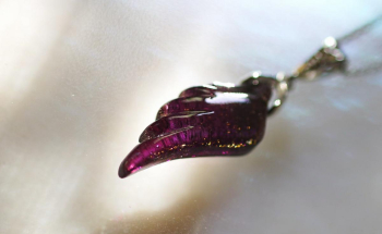 Enchanted purple wing チャコールグレーからパープルへと美しいグラデーション。 ラフォルム ガラスジュエリー ガラスアクセサリー