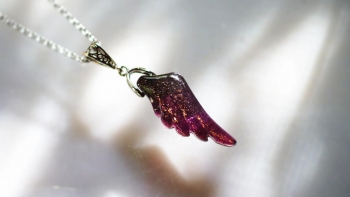 ラフォルム ガラスジュエリー ガラスアクセサリー Enchanted purple wing チャコールグレーからパープルへと深い色味のグラデーション。煌きを閉じ込めた伸びやかな片羽根。世界にひとつの神秘的なオリジナルペンダントが完成いたしました。…
