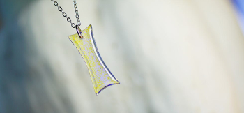 Transparent duality 光を透過するとイエロー系の色合いに変化します。 ラフォルム ガラスジュエリー ガラスアクセサリー