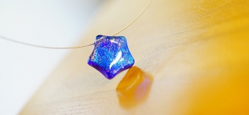 ラフォルム ガラスジュエリー ガラスアクセサリー Candy blue star 丸みのあるかわいらしい星型のフォルム♪内部には虹のような様々な煌めきが美しく神秘的なレインボーラメの煌きをお楽しみいただけます!! 細身のステンレスワイヤーで身につけ…