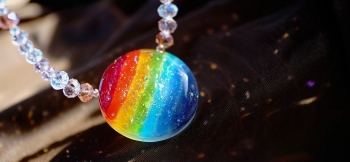 ラフォルム ガラスジュエリー ガラスアクセサリー Rainbow Fullmoon 存在感のあるサイズと美しい虹色のグラデーション。フルムーンタイプのメモリアルペンダントが完成いたしました。直径約50mmφの円形のフォルムの内部に七色の色合いと虹色…
