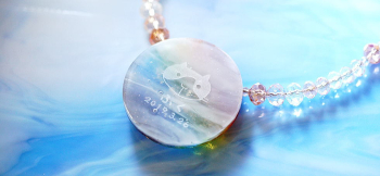 Rainbow Fullmoon 裏面側には各種彫刻を施しました。「思い出の大切なもの」も裏面よりご確認いただけます。 ラフォルム ガラスジュエリー ガラスアクセサリー