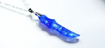 ラフォルム ガラスジュエリー ガラスアクセサリー Sword of fang ～ Blue wave ～ 濃いめのブルーに細かなラメの煌きを施した、躍動的な剣をイメージした細身の牙のようなフォルムのオリジナルペンダント。

