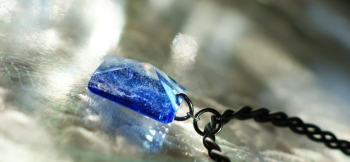 ラフォルム ガラスジュエリー ガラスアクセサリー Crystal blue Pyramid ピラミッドがもし透明だったら内部の構造も分るのに・・・。とイメージしてみた四角錐の作品です。
ライトスカイブルーの透明色のブルーをベースに、様々に輝くダイ…