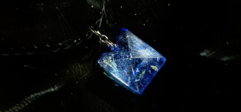 Crystal blue Pyramid 内部のダイクロ偏光ガラスの輝きは、写真ではお伝え切れていませんが、透明感の中に、数種類のダイクロ偏光ガラスが輝きます。 ラフォルム ガラスジュエリー ガラスアクセサリー