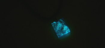 Crystal blue Pyramid ターコイズブルーの神秘的な蓄光の光。 ラフォルム ガラスジュエリー ガラスアクセサリー