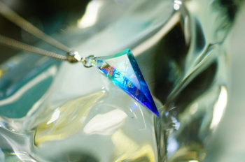 Arrowhead of mysterious ～ Blue gradation ～ 静かな輝きを与えてくれる変形三角形のフォルムが印象的な逸品。 ラフォルム ガラスジュエリー ガラスアクセサリー