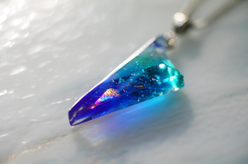Arrowhead of mysterious ～ Blue gradation ～ 見る角度で煌きが変化します。 ラフォルム ガラスジュエリー ガラスアクセサリー