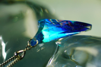 Arrowhead of mysterious ～ Blue gradation ～ 深い青のグラデーションに光が溶け込む一点ものペンダント。 ラフォルム ガラスジュエリー ガラスアクセサリー