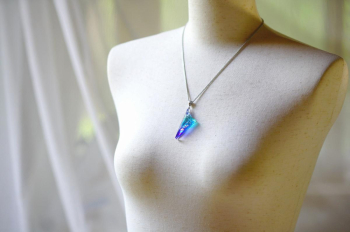 Arrowhead of mysterious ～ Blue gradation ～ 胸元を涼し気に彩ります。 ラフォルム ガラスジュエリー ガラスアクセサリー