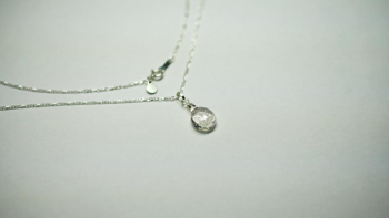 Memorial clear berry 繊細なSilver925製フィガロチェーンやパーツと合わせた可愛らしいペンダント。 ラフォルム ガラスジュエリー ガラスアクセサリー